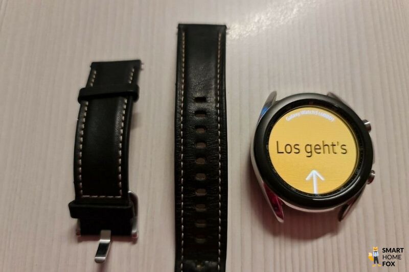 Man sieht, wie man die Armbänder der Samsung Galaxy Watch 3 abnehmen kann.